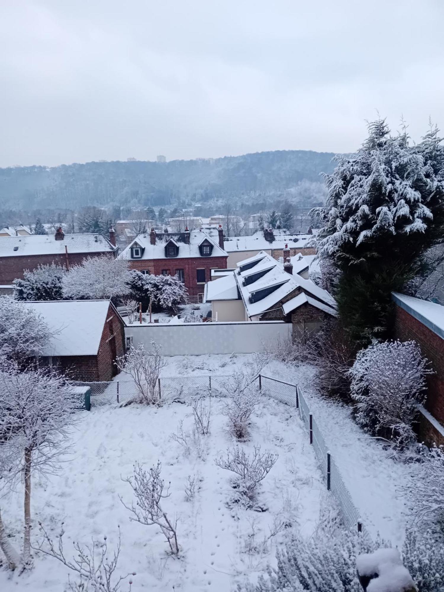 Appartement Le Nid Normand Avec Terrasse - Stationnement Facile Et Gratuit - 5 Min Seine à Deville-les-Rouen Extérieur photo